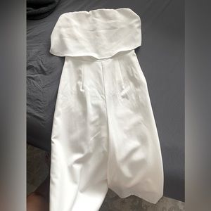 White jumpsuit in perfect conditions. Was bought in a boutique in Puerto Rico.